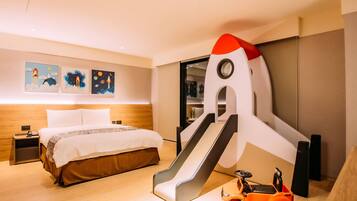 Una habitación de hotel con una cama, una mesita de noche, una obra de arte colgada en la pared y una escultura abstracta de gran tamaño.