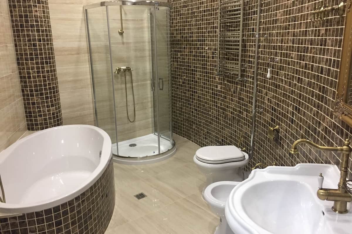 luxury room | bathroom | shower, free toiletries, hair dryer, towels