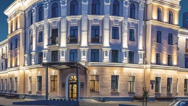 A historic building with a classical architectural style, featuring a central entrance with a canopy and multiple windows. - Hotel Bug Brest (Brest)