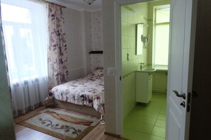 Comfort Double Room | 1 bedroom, individually decorated, desk, blackout drapes