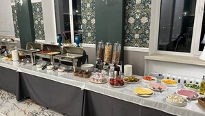 A buffet setup with various food items and condiments. - Hotel Bug Brest (Brest)