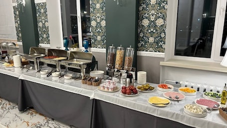 Se sirven desayunos, almuerzos, cenas y cocina local . Hotel Bug Brest