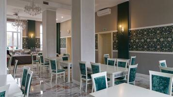 Desayuno buffet (USD 7 por persona)