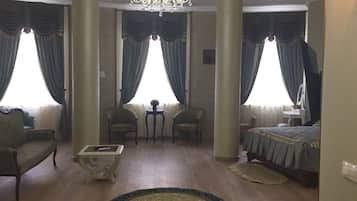 Luxury Room | 1 bedroom, individually decorated, desk, blackout curtains