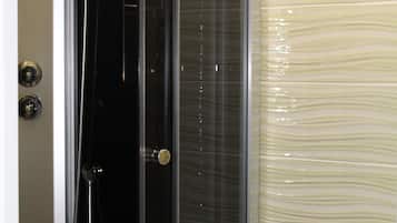 Family Triple Room (Standard) | Bathroom | Shower, free toiletries, hair dryer, towels