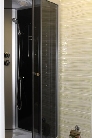 Habitación triple familiar (Standard) | Baño | Ducha, artículos de higiene personal gratuitos y secador de pelo