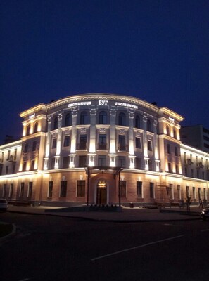 Front of property - evening/night - Hotel Bug Brest (Brest)