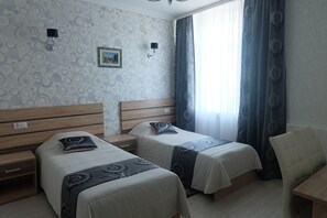 Family Triple Room (Standard) | Individually decorated, desk, blackout drapes, iron/ironing board - Hotel Bug Brest (Brest)