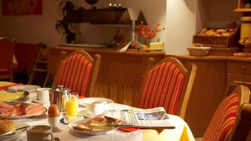 Tägliches Frühstücksbuffet (10 EUR pro Person)