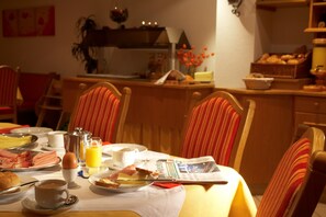Desayuno buffet todos los días (con cargo)