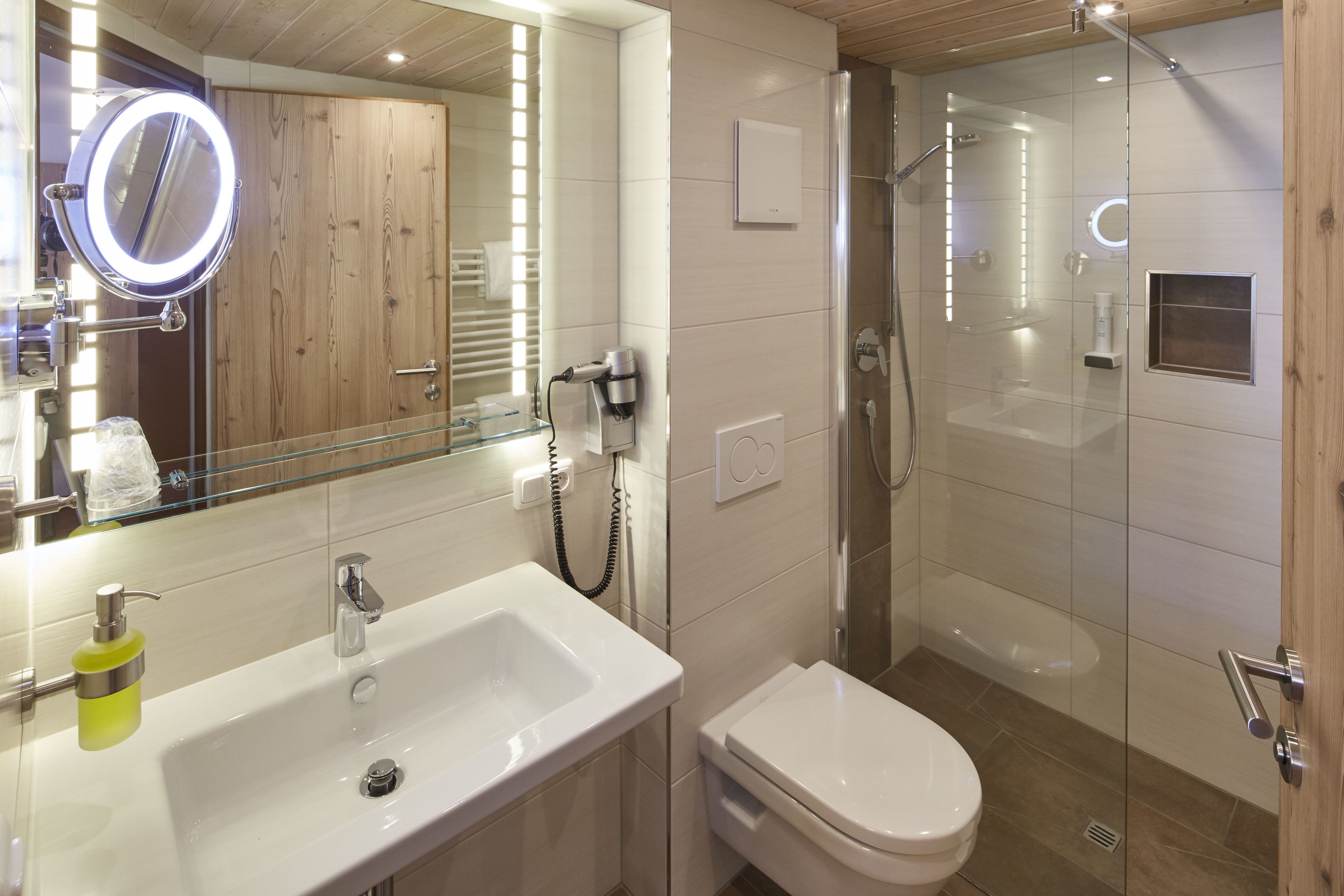 Ein modernes Badezimmer mit Waschbecken, Toilette und einer Duschkabine.
