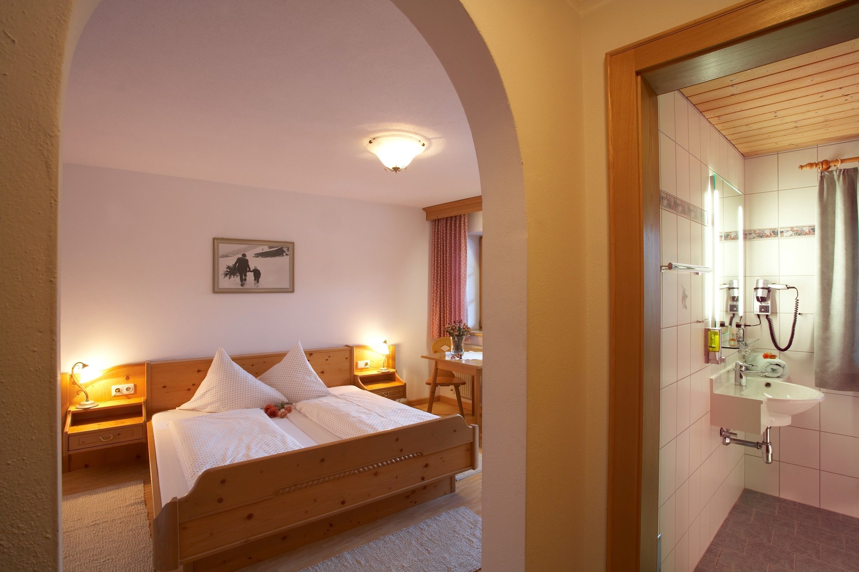 standard double room | 1 bedroom, hypo-allergenic bedding, in-room safe, desk