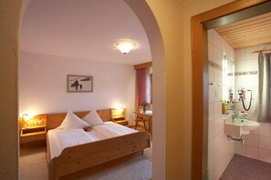 Hypo-allergenic bedding, in-room safe, desk, cots/infant beds - Gästehaus am Graben (Hoefen)