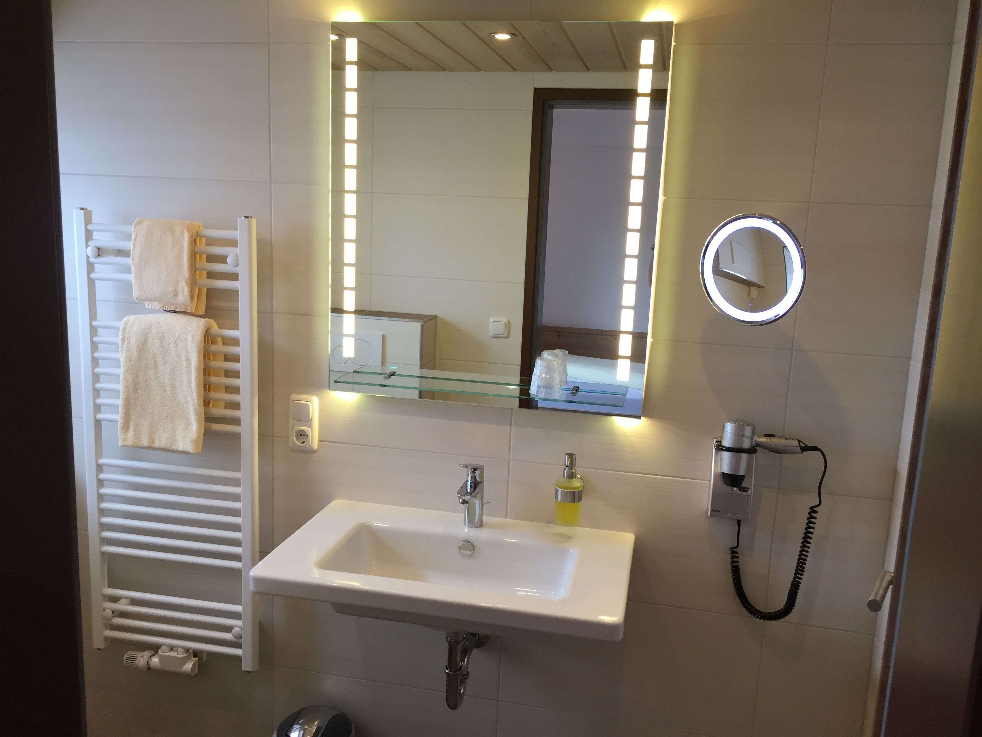 single room | bathroom | free toiletries, hair dryer, towels