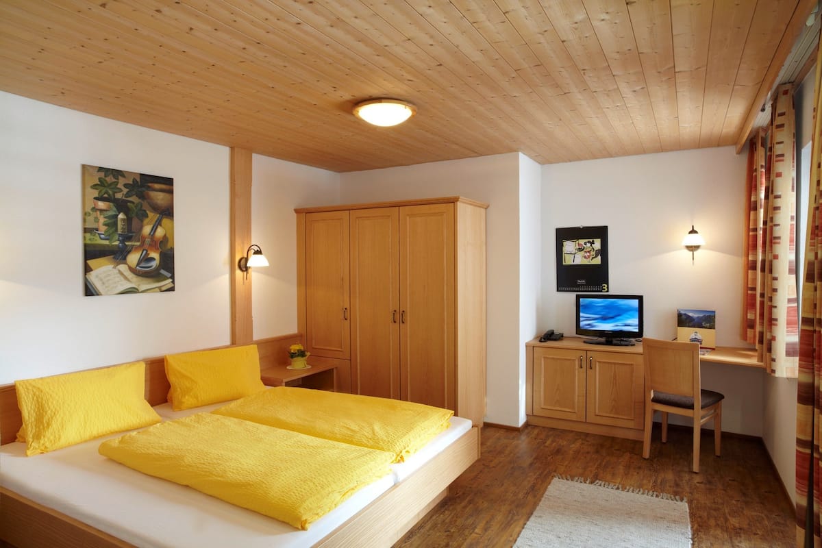 Familie suite, 2 slaapkamers | Hypoallergeen beddengoed, een kluis op de kamer, een bureau, babybedden