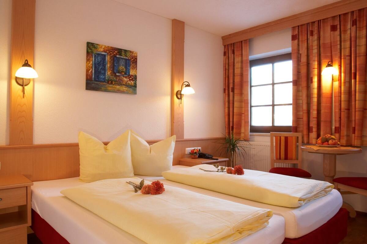 standard double room | 1 bedroom, hypo-allergenic bedding, in-room safe, desk