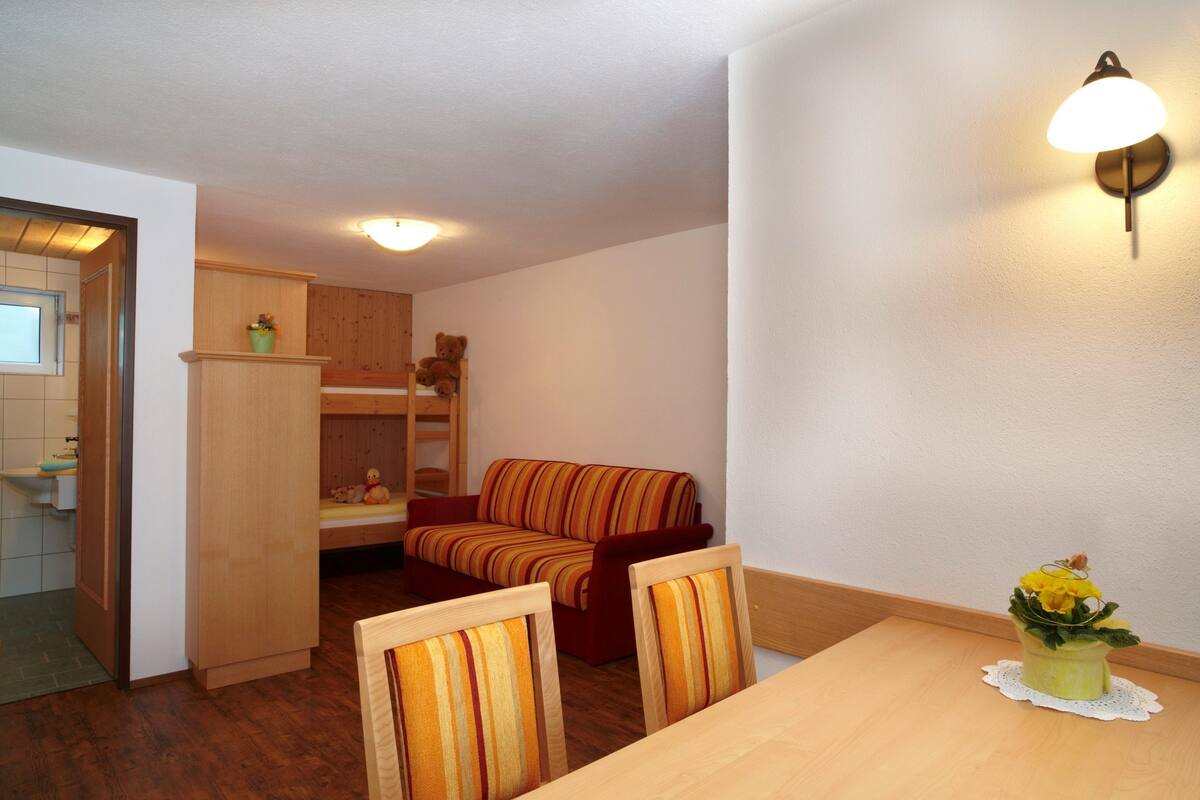 family room | 1 bedroom, hypo-allergenic bedding, in-room safe, desk