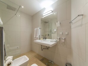 Bathroom - Hotel Plaza (Budva)