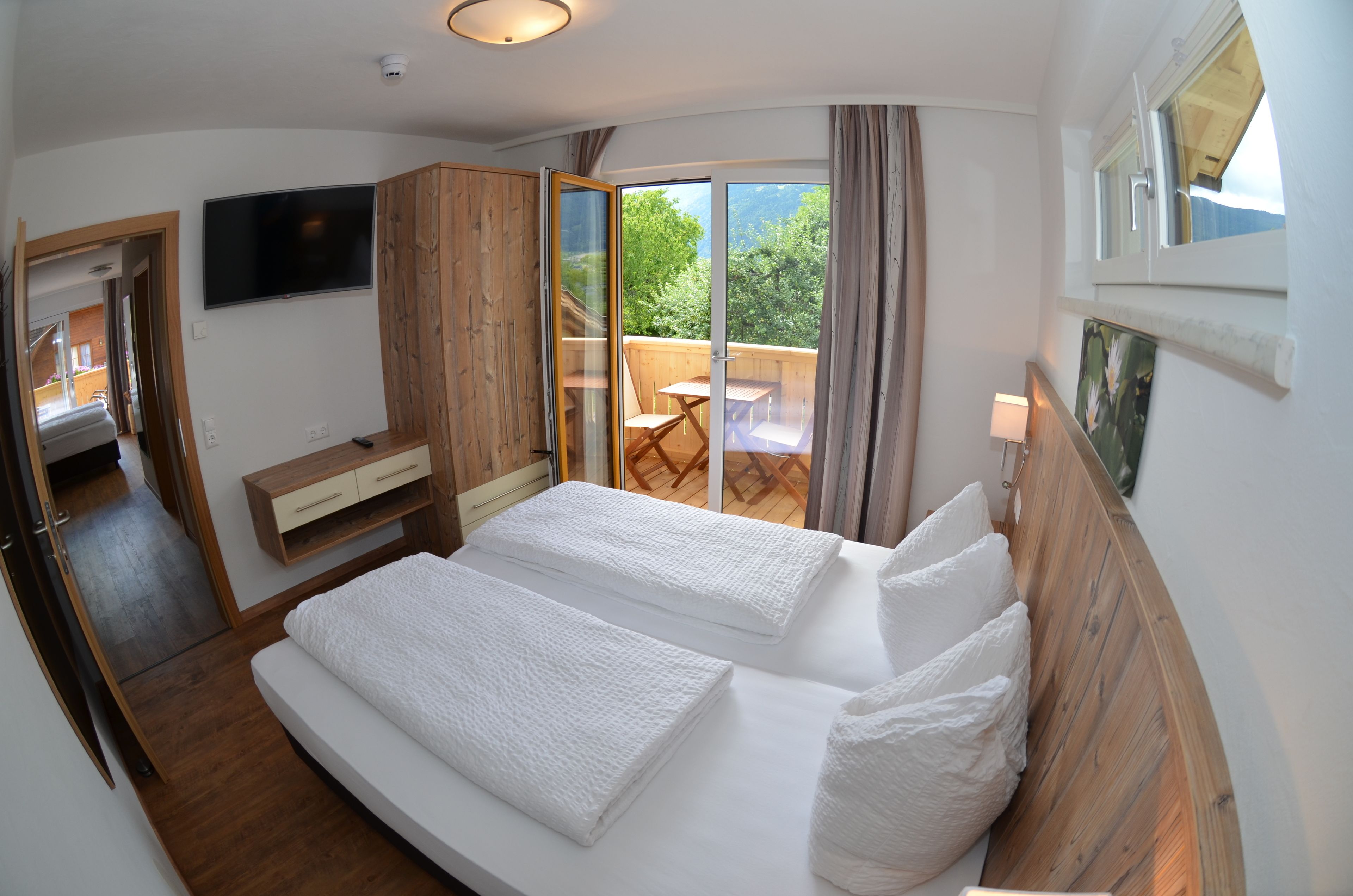 Suite | Brankas, Wi-Fi gratis, dan seprai linen