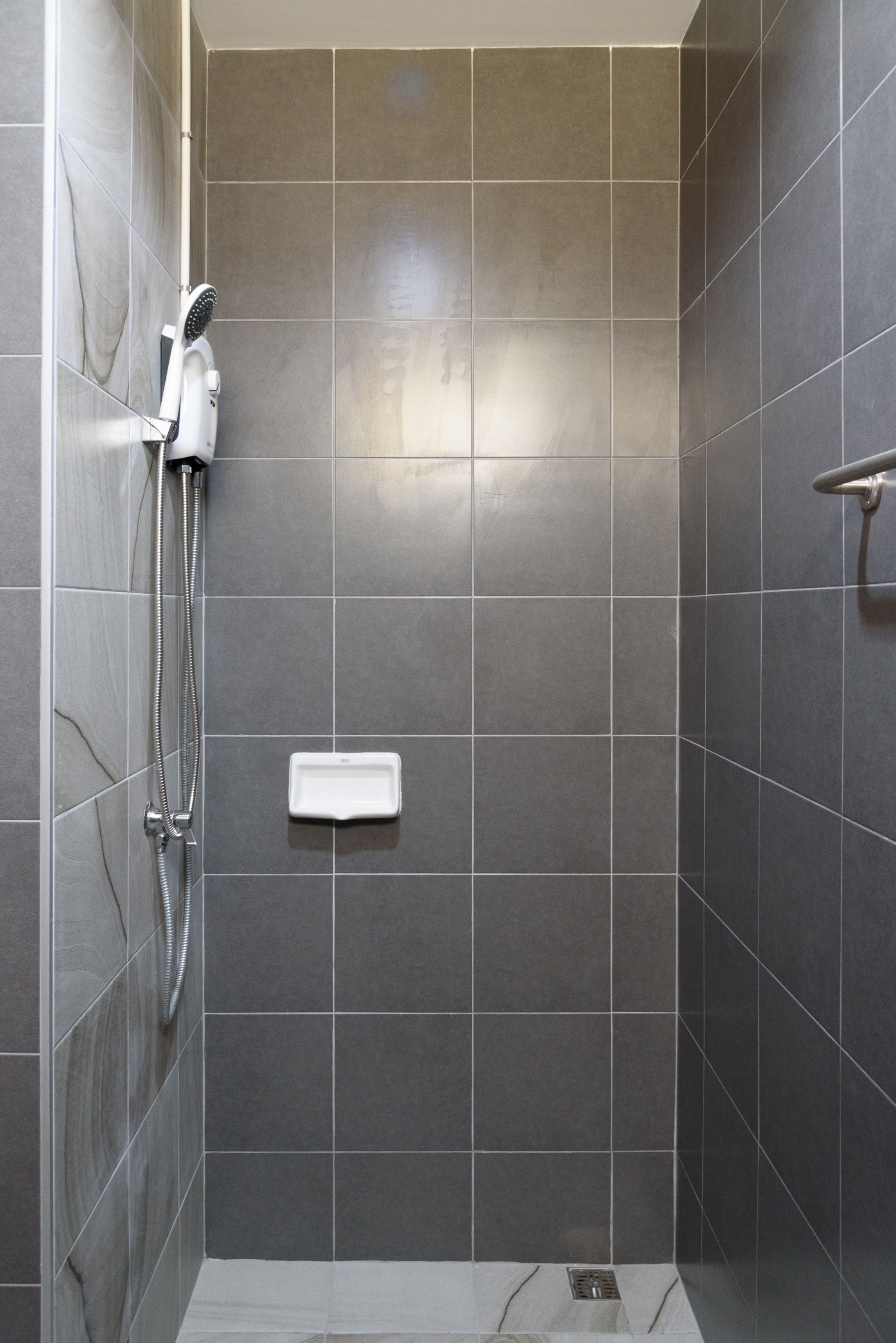 superior room | bathroom | shower, hydromassage showerhead, free toiletries, towels