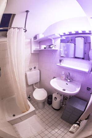 Estudio Confort, cocineta, vista a la ciudad | Baño