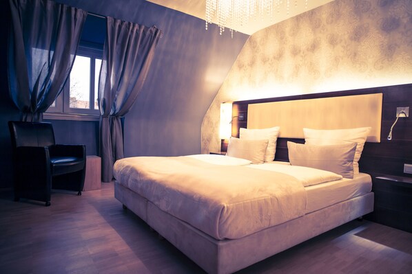 Deluxe Apartment, 3 Bedrooms, Balcony, Mountain View | Living area