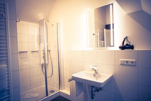Deluxe-huoneisto, 3 makuuhuonetta, parveke, vuoristonäköala | Kylpyhuone | Suihkun ja ammeen yhdistelmä, pyyhkeet