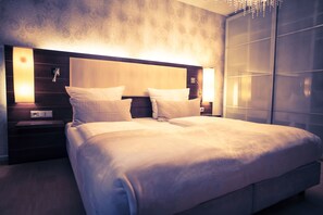 Deluxe Apartment, 3 Bedrooms, Balcony, Mountain View | Living area