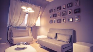 Deluxe-huoneisto, 3 makuuhuonetta, parveke, vuoristonäköala | Oleskelualue | Taulutelevisio