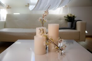 1 habitación, decoración personalizada, muebles diferentes y cunas 