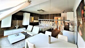 Una sala de estar moderna con un sofá, una mesa de centro y un comedor.