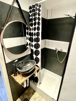Studio, 1 chambre, coin cuisine | Salle de bain | Douche, sèche-cheveux, serviettes fournies