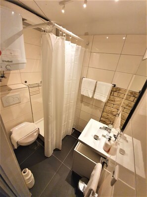Deluxe Apartment, 1 Bedroom, Kitchenette | Bathroom