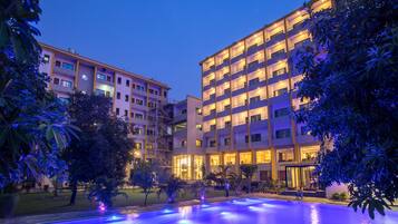Outdoor pool, pool loungers