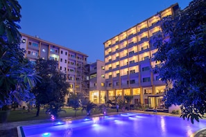 Outdoor pool, sun loungers