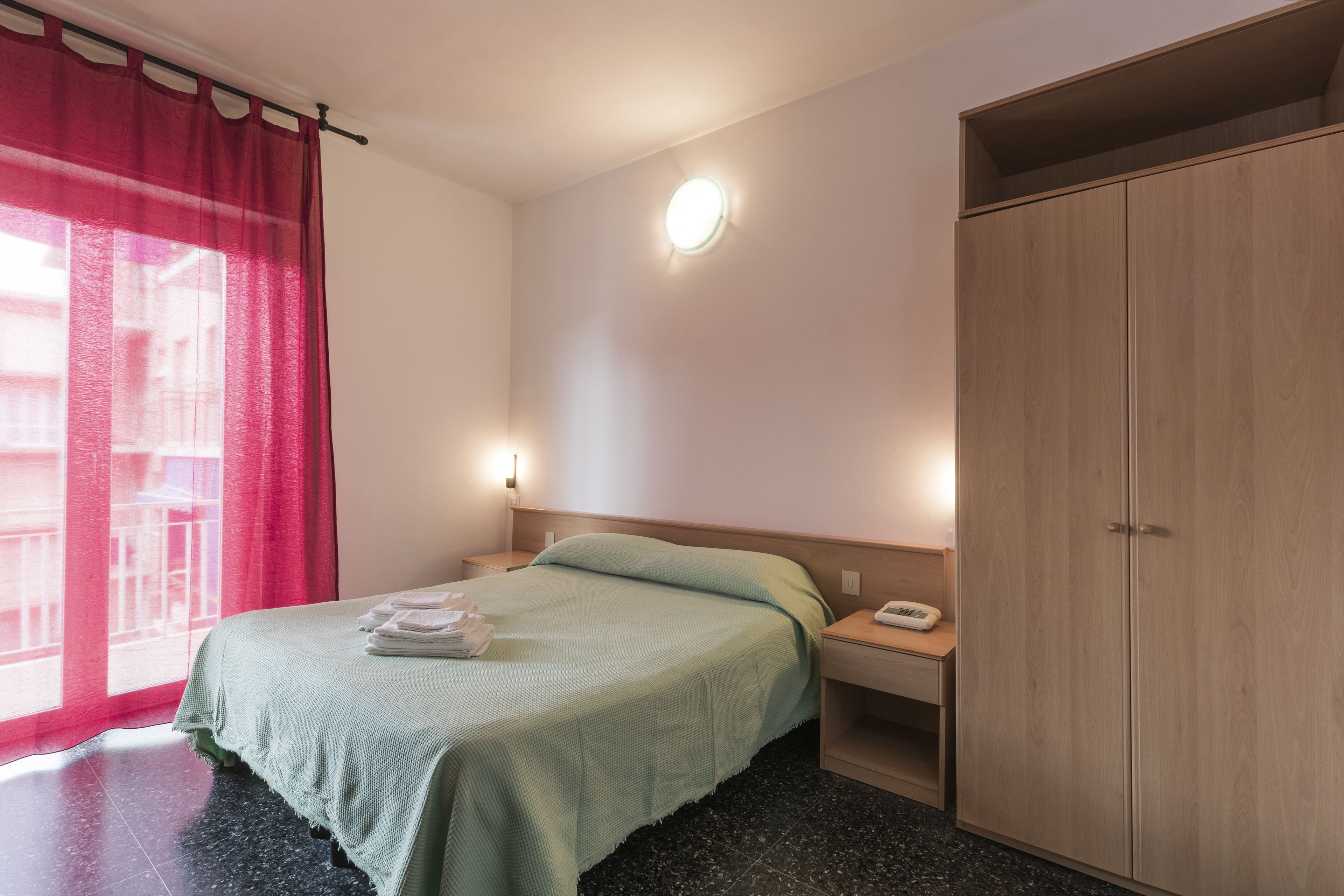 family room | 1 bedroom, in-room safe, desk, free wifi