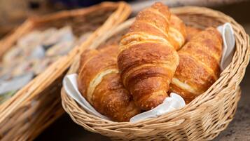 Un cesto di croissant.