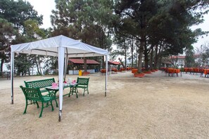 Outdoor dining - Mirabel Resort (Dhulikhel)
