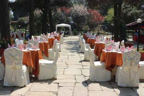 Outdoor dining - Mirabel Resort (Dhulikhel)