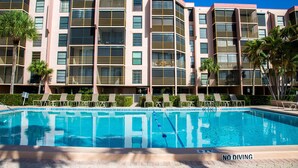 Condo, 1 Bedroom | Kolam renang terbuka