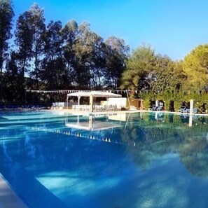 Piscine extérieure, chaises longues