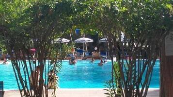 Außenpool, Liegestühle