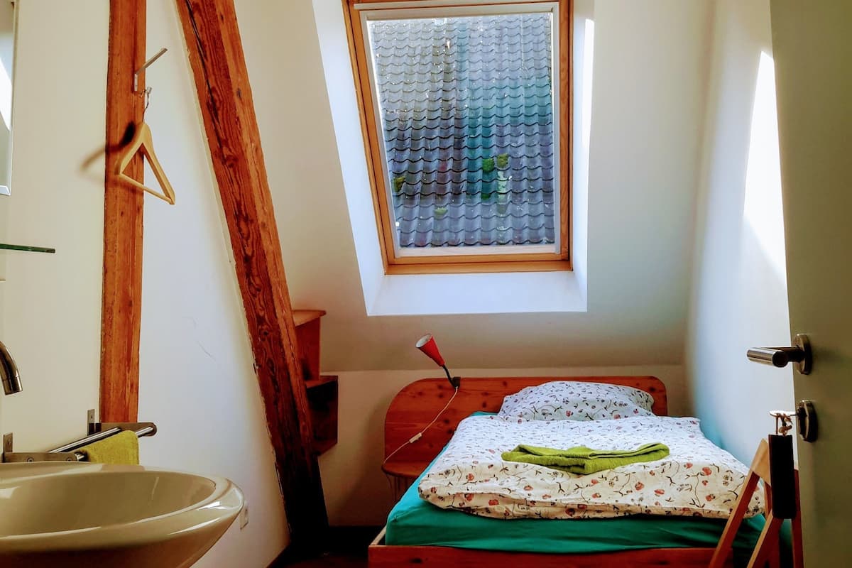 Single Room | 1 bedroom, desk, iron/ironing board (on request), WiFi (free)