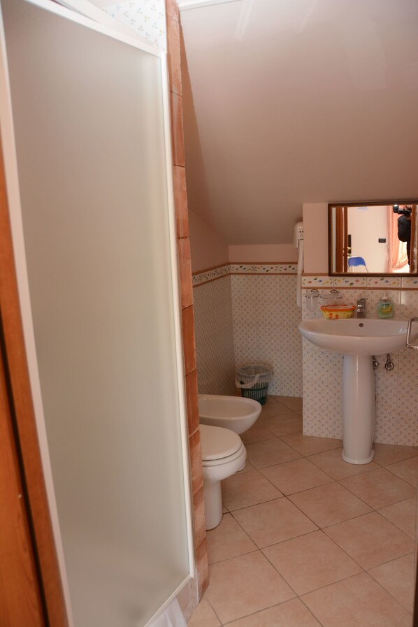A bathroom with a toilet, sink, and shower. - Villa San Leonardo (Mascali)