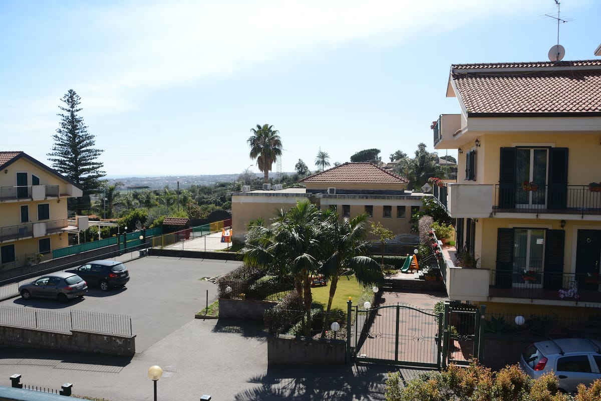 Zona residencial con varios edificios, un estacionamiento y una entrada protegida.