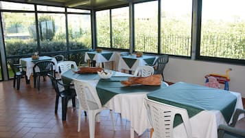 Desayuno a la carta (EUR 3.50 por persona)