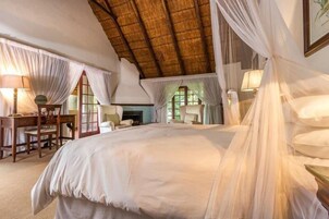 Escritorio, cortinas blackout y tabla de planchar con plancha 