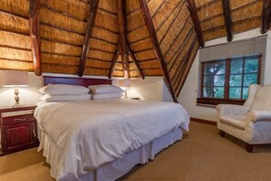 Desk, blackout curtains, iron/ironing board, free cots/infant beds - Monchique Guest House (Muldersdrift)