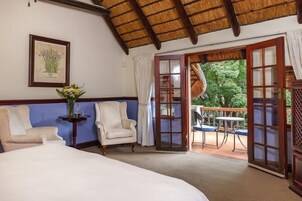 Escritorio, cortinas blackout y tabla de planchar con plancha 