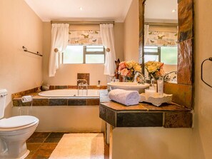 Douche, articles de toilette gratuits, peignoirs, serviettes fournies